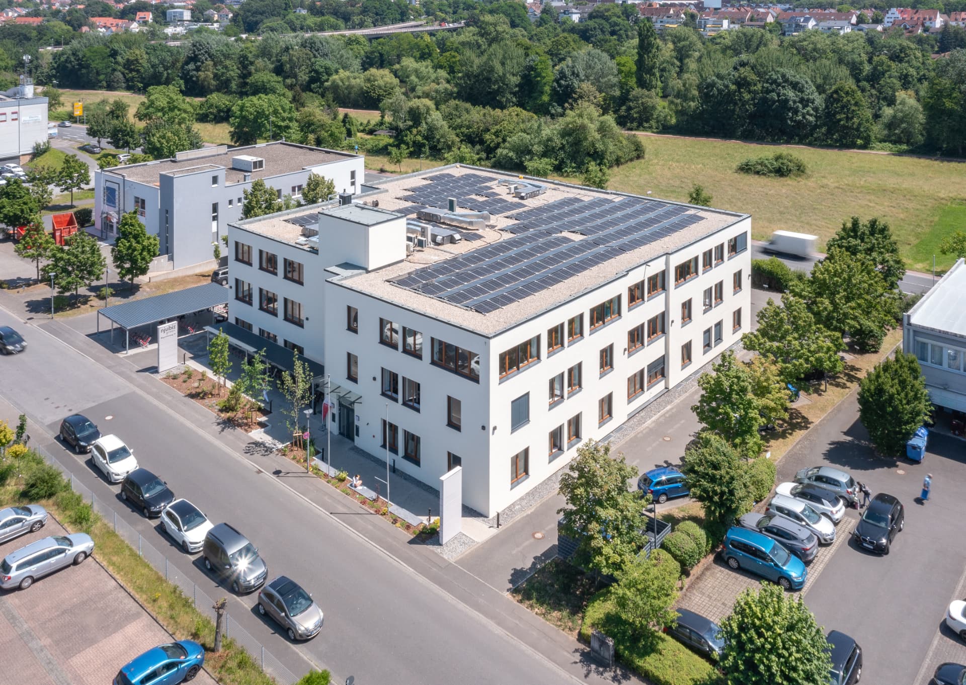 Magnolienweg 16 – Luftbild mit Photovoltaikanlage und Umgebung