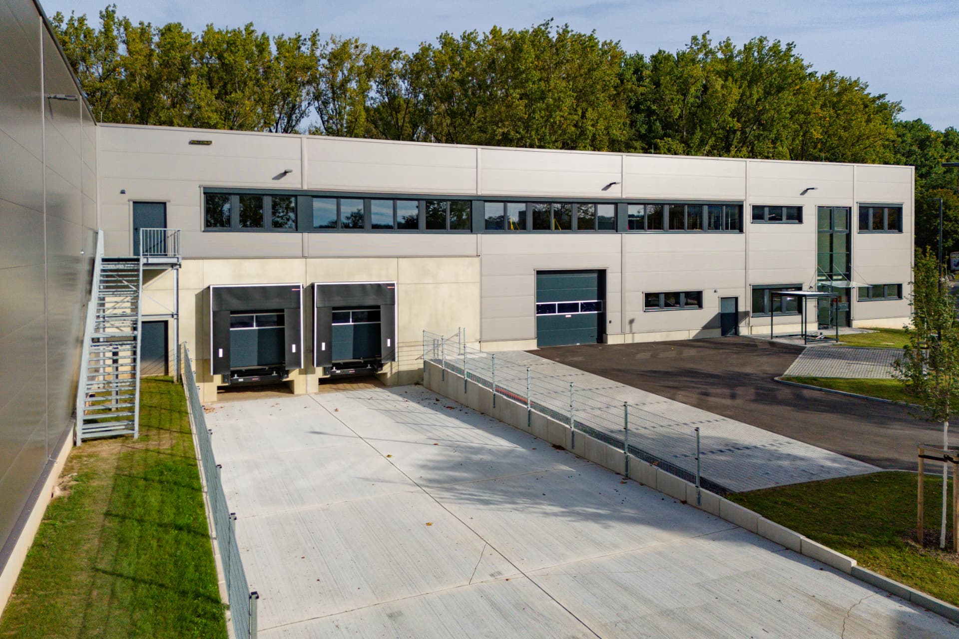 Weichertstraße 11 – Laderampen und Hallentor