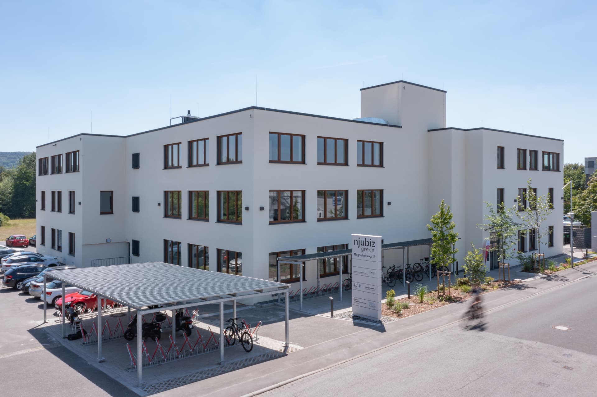 Magnolienweg 16 – Eingang und Fahrradstellplätze