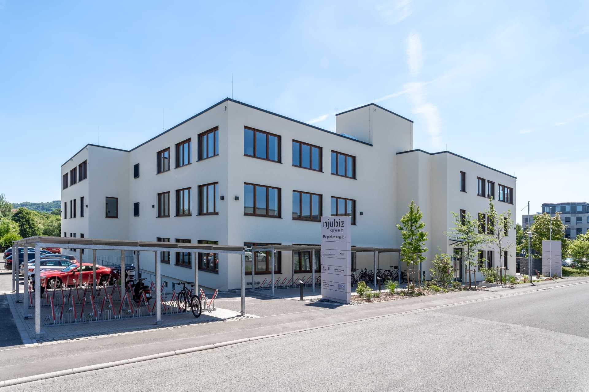 Magnolienweg 16 – Straßenansicht mit njubiz green Stele