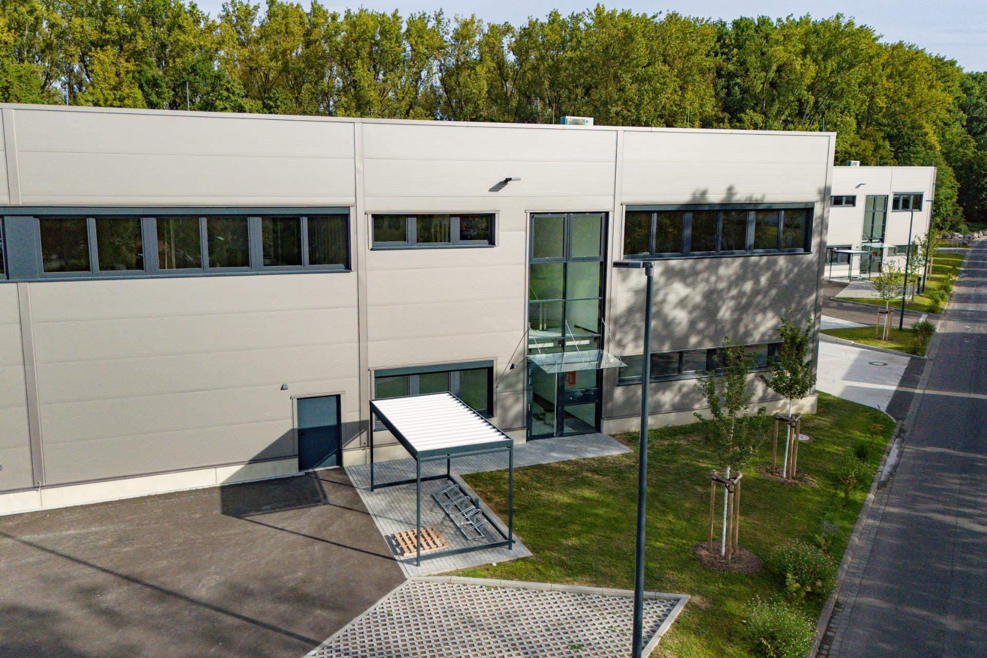 Weichertstraße 11 – Eingangsbereich mit Glasfassade